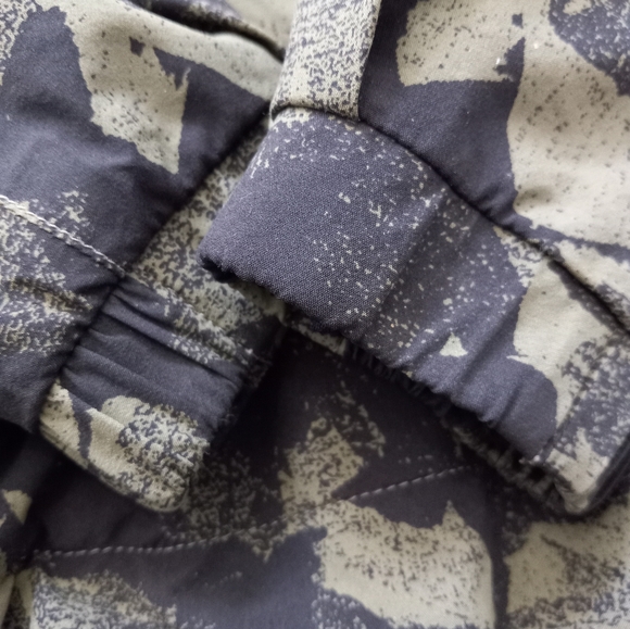 Lululemon Rise and Shine Fatigue Camo Rain Running Jacket Size 4 - Picture 3 of 10